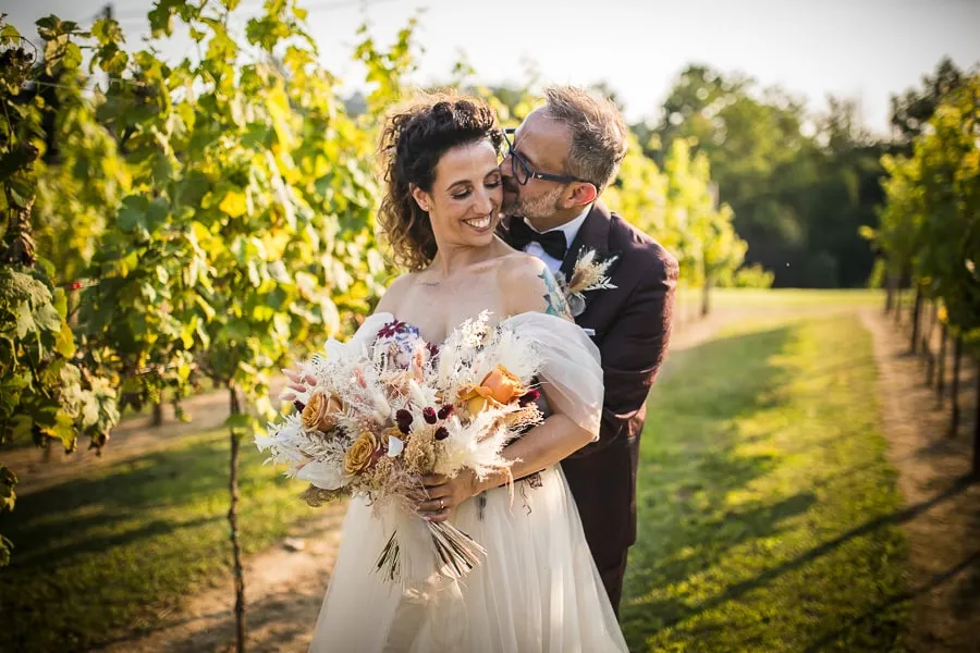 sposi felici e spontanei tra i vigneti durante servizio foto matrimonio spontanee Brescia