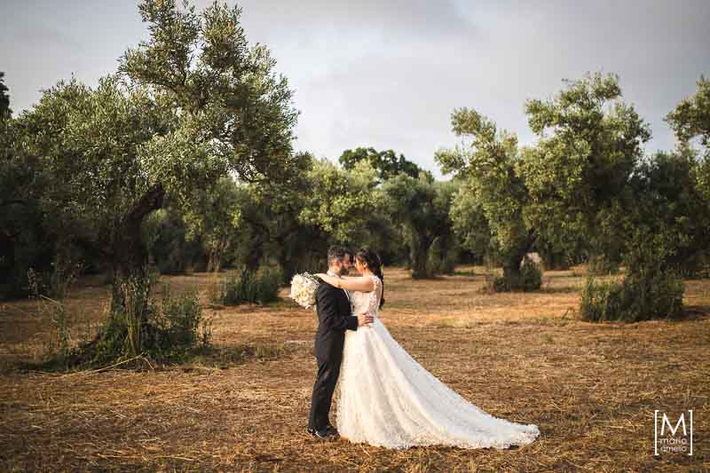 Gli sposi che si scambiano sguardi affettuosi durante una passeggiata romantica tra gli ulivi