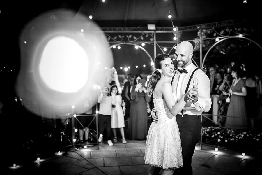Il primo ballo degli sposi tra luci e emozioni il primo ballo degli sposi, immersi in un’atmosfera romantica tra luci soffuse e sguardi complici