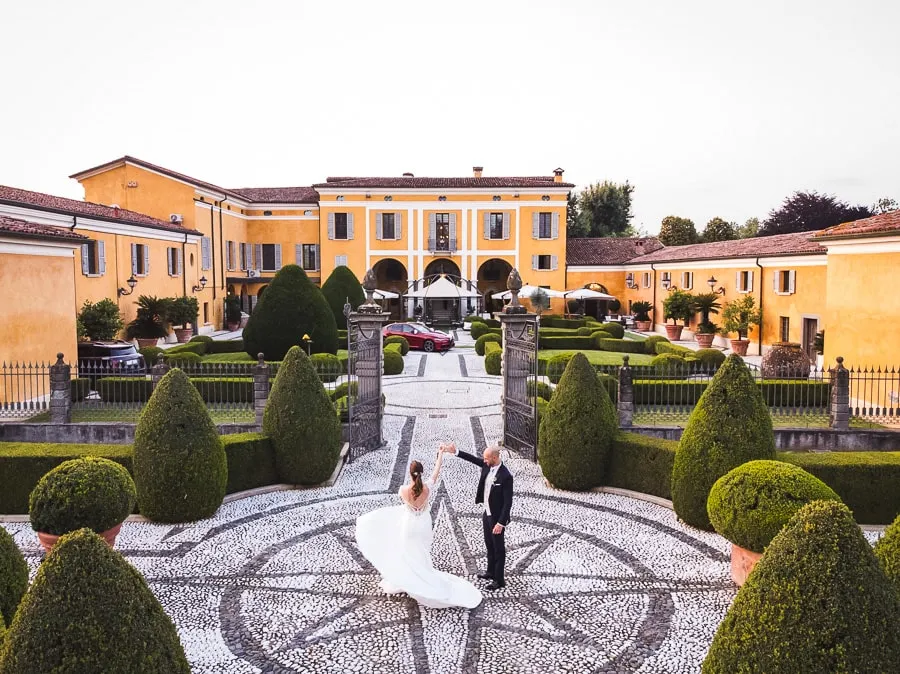 Primo ballo degli sposi nel piazzale di Villa Valenca Fotografo matrimonio Brescia immortala gli sposi mentre ballano nel piazzale di Villa Valenca, circondati dalla magnificenza della location
