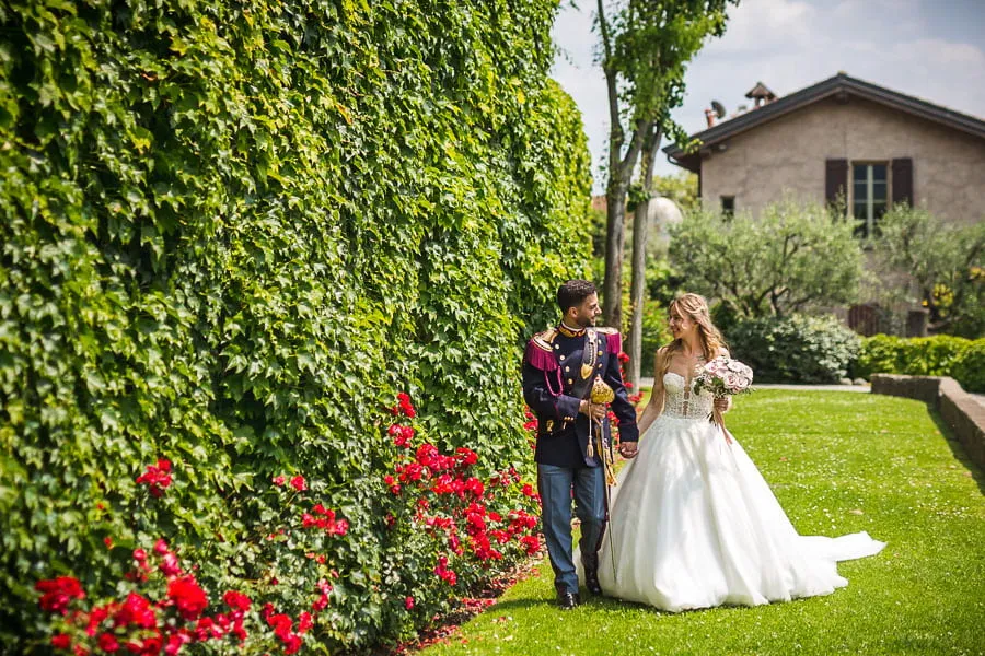 Sposi nei giardini di Borgo Santa Giulia in un momento di complicità Fotografo matrimonio Brescia ritrae gli sposi che passeggiano nei giardini di Borgo Santa Giulia, avvolti da una cornice naturale suggestiva