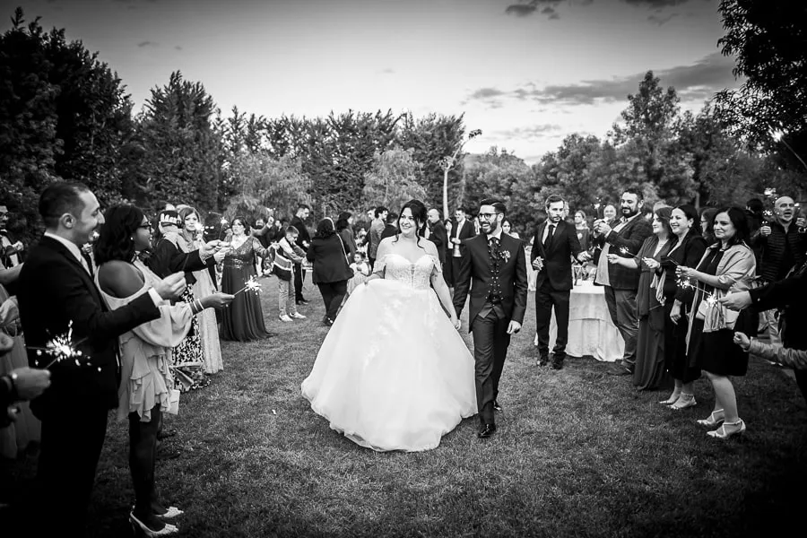 Ingresso degli sposi a Villa Chorisia durante un matrimonio a Catanzaro, con ospiti che accolgono la coppia con scintille luminose