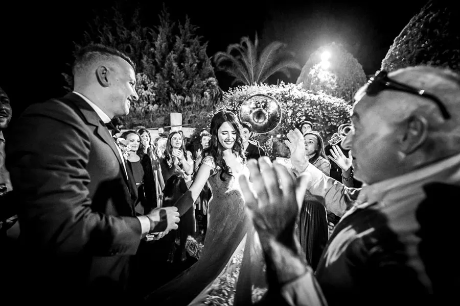 Fotografo matrimonio Catanzaro: sposi ballano tra gli invitati a Villa Caristo, circondati dalla musica e dall'entusiasmo.