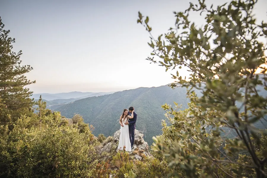 Fotografo matrimonio Catanzaro: sposi abbracciati su una roccia nella Sila, con vista panoramica sulle montagne