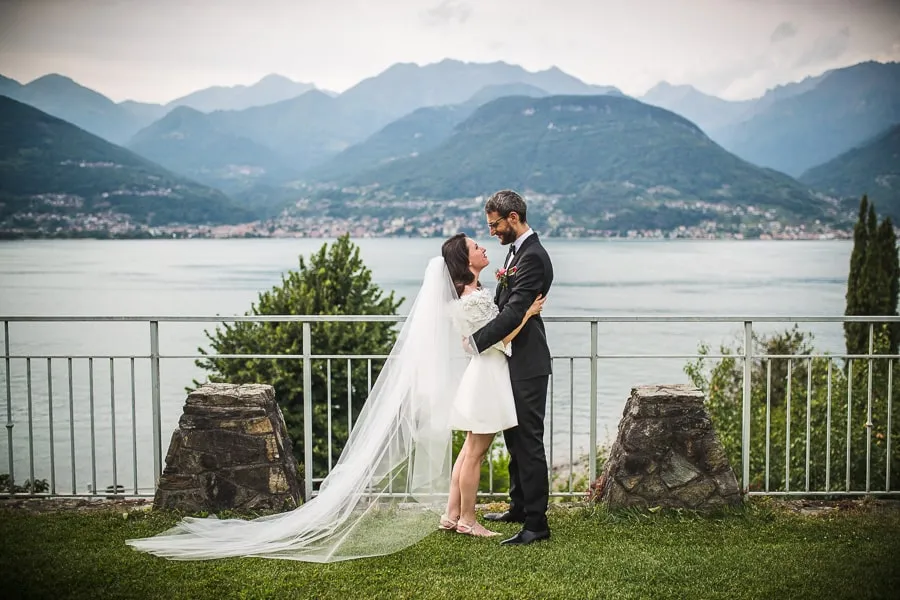 manticismo sul Lago di Como: il momento degli sposi Fotografo matrimonio Como cattura gli sposi in un tenero abbraccio sulla riva del Lago di Como