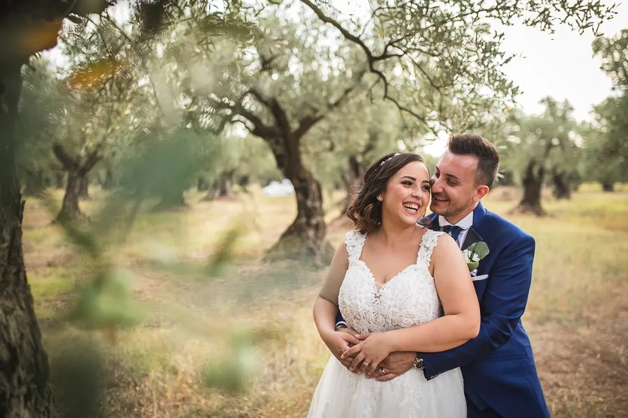 Sposi abbracciati in un uliveto durante il loro matrimonio a Lamezia Terme