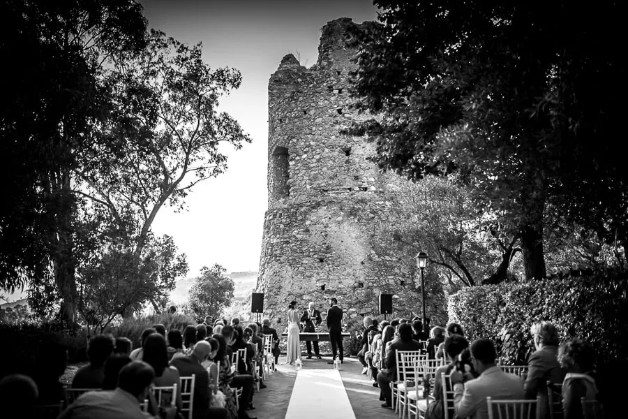 Matrimonio civile con gli sposi davanti a un'antica torre a Lamezia Terme
