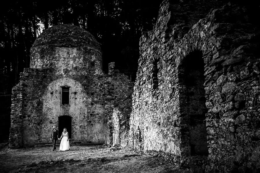 Fotografo matrimonio Lamezia Terme, sposi davanti all'Abbazia di Curinga