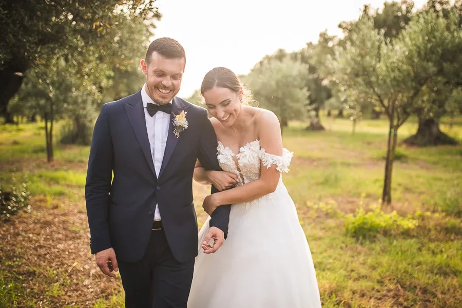 Fotografo matrimonio Lamezia Terme, sposi sorridenti in un uliveto