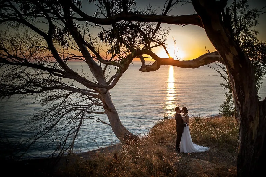 Fotografo matrimonio Lamezia Terme, sposi al tramonto con vista sul mare