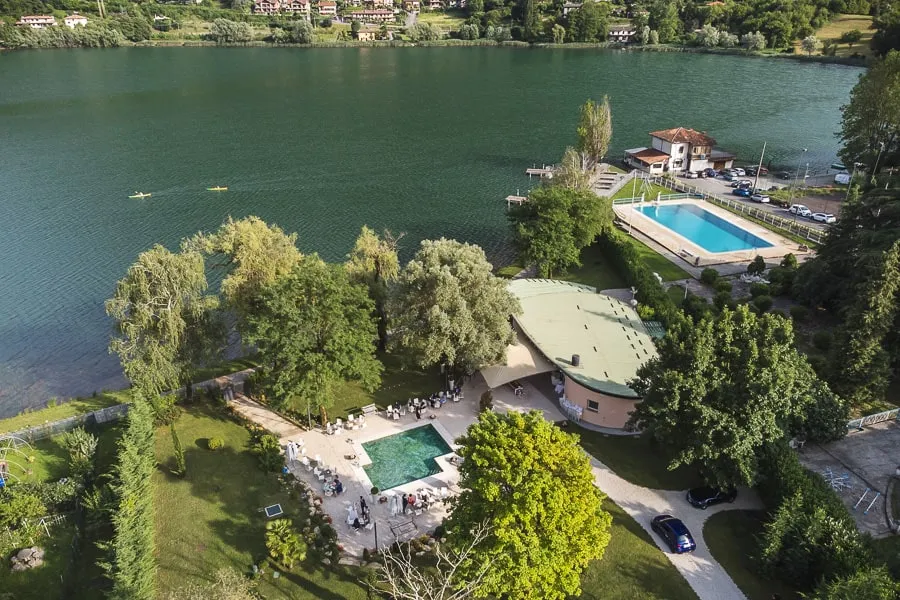 location matrimonio Bergamo con vista sul lago e piscina immersa nel verde