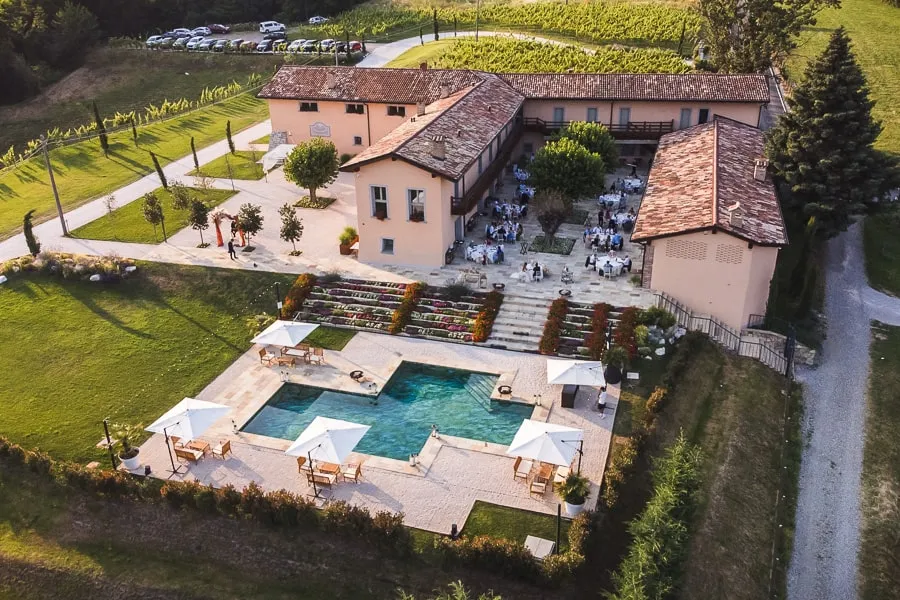 location matrimonio Bergamo in cascina con piscina e vigneti sullo sfondo