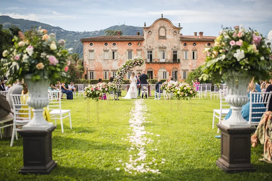 location matrimonio Bergamo in villa con cerimonia all’aperto e allestimenti floreali