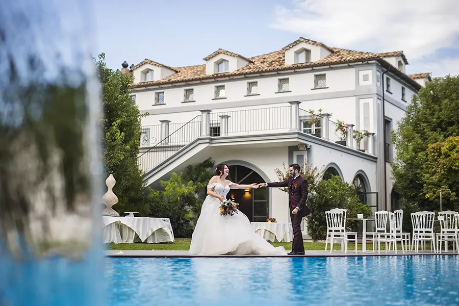 Sposi ballano davanti alla piscina di Villa Chorisia, una delle più eleganti location matrimonio Catanzaro.