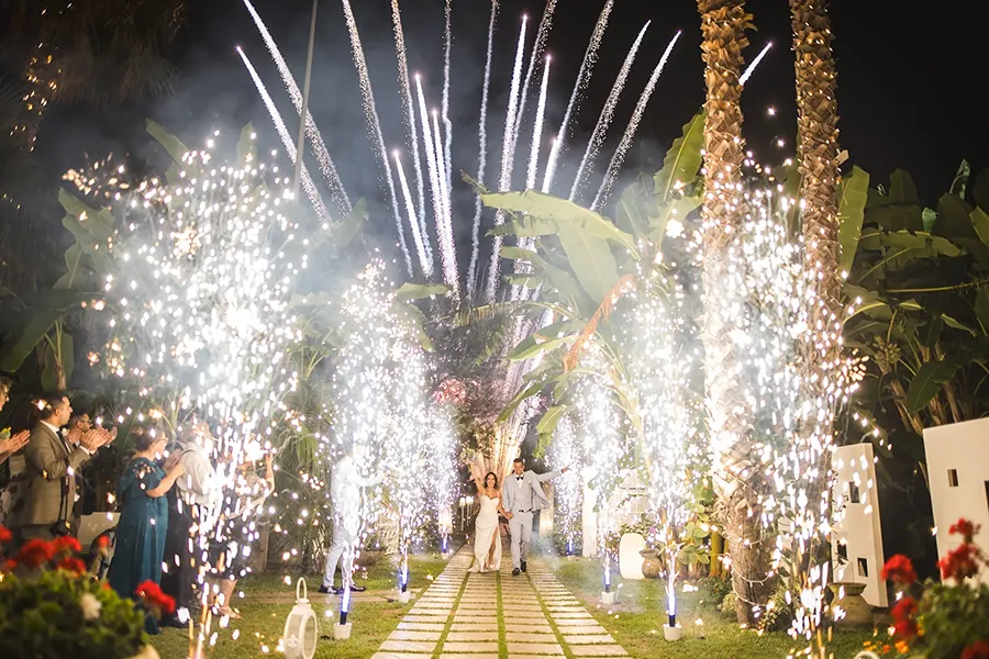 Sposi attraversano un suggestivo viale illuminato da fontane di fuoco d’artificio a Villa Grandinetti, una spettacolare location matrimonio Catanzaro.