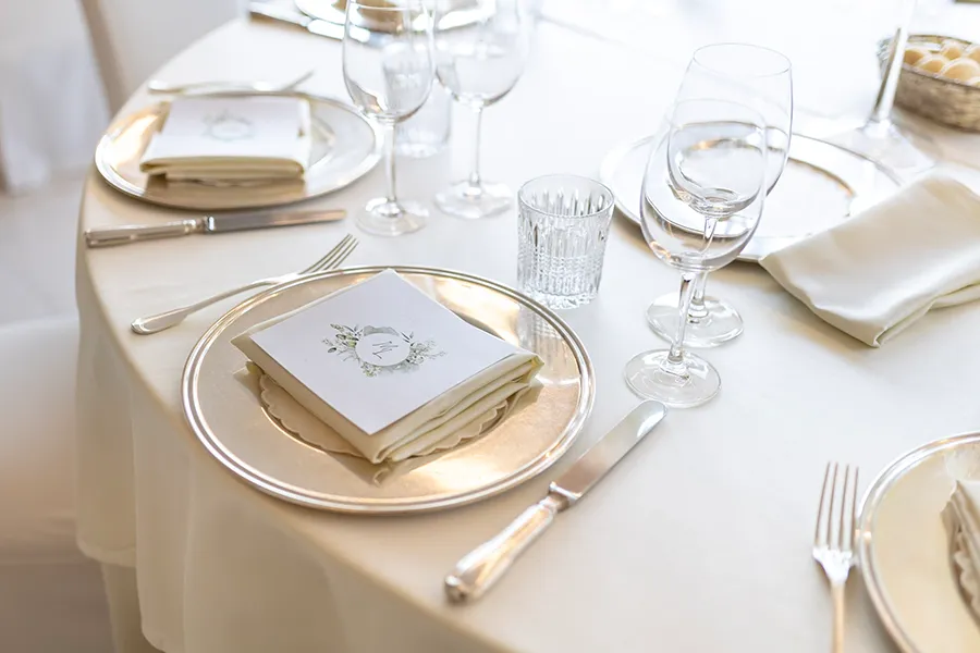 Elegante mise en place con dettagli raffinati su un tavolo nuziale, simbolo della cura dei fornitori di matrimonio a Brescia.