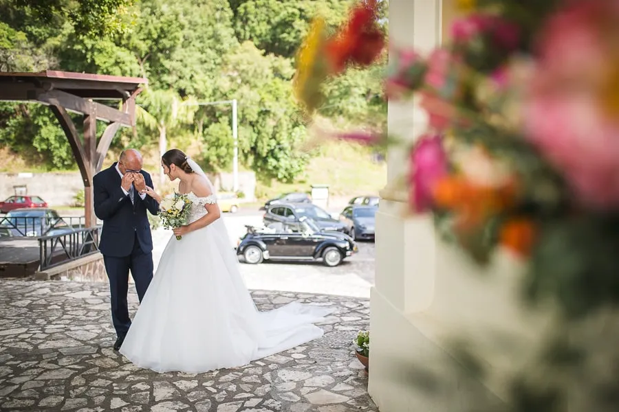 La sposa incontra il padre commosso prima della cerimonia, un momento che racconta l’importanza di scegliere fotografo matrimonio Lamezia Terme