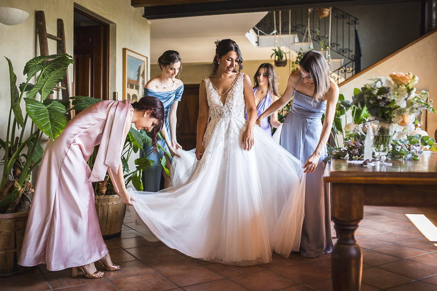 La sposa circondata dalle damigelle durante i preparativi, scegliere fotografo matrimonio Bergamo