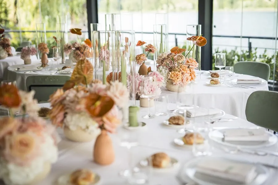 Tavoli allestiti con eleganza e armonia grazie alla collaborazione fotografo wedding planner