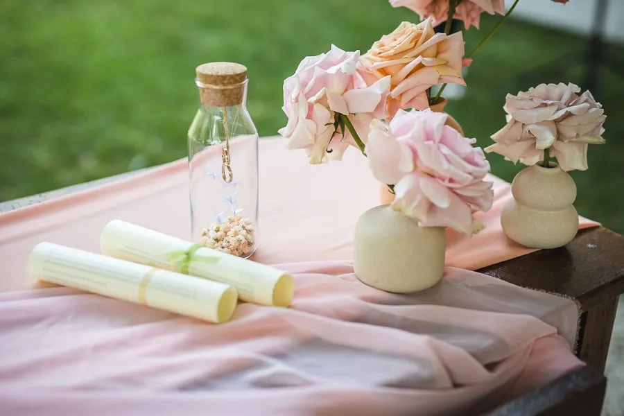 Dettaglio di decorazioni floreali curate nei minimi particolari e fotografate grazie alla collaborazione fotografo wedding planner