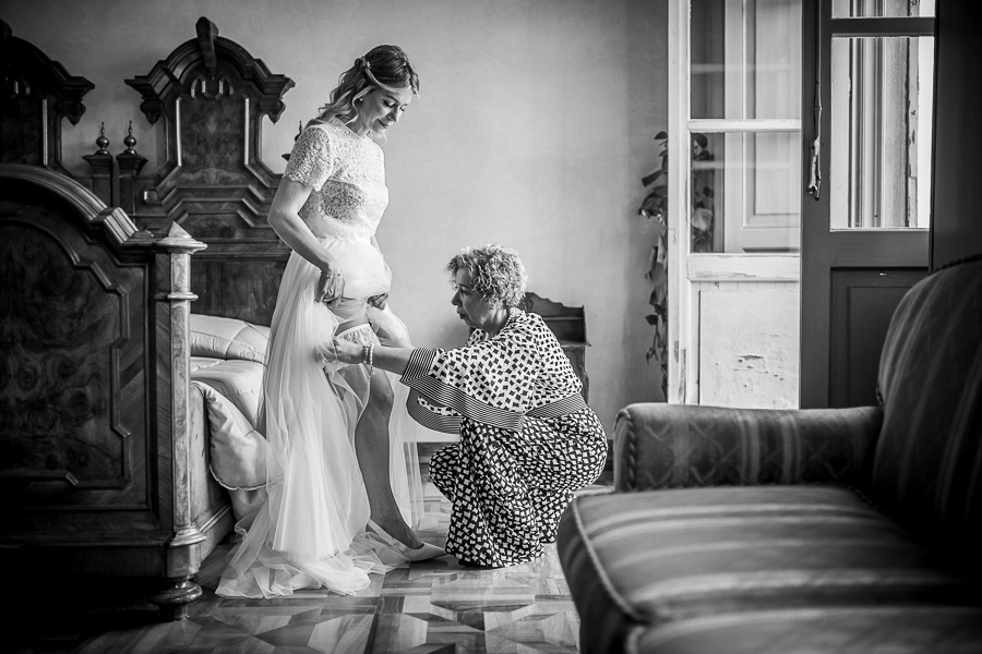 Sposa aiutata dalla mamma durante i preparativi, scegliere fotografo matrimonio Bergamo