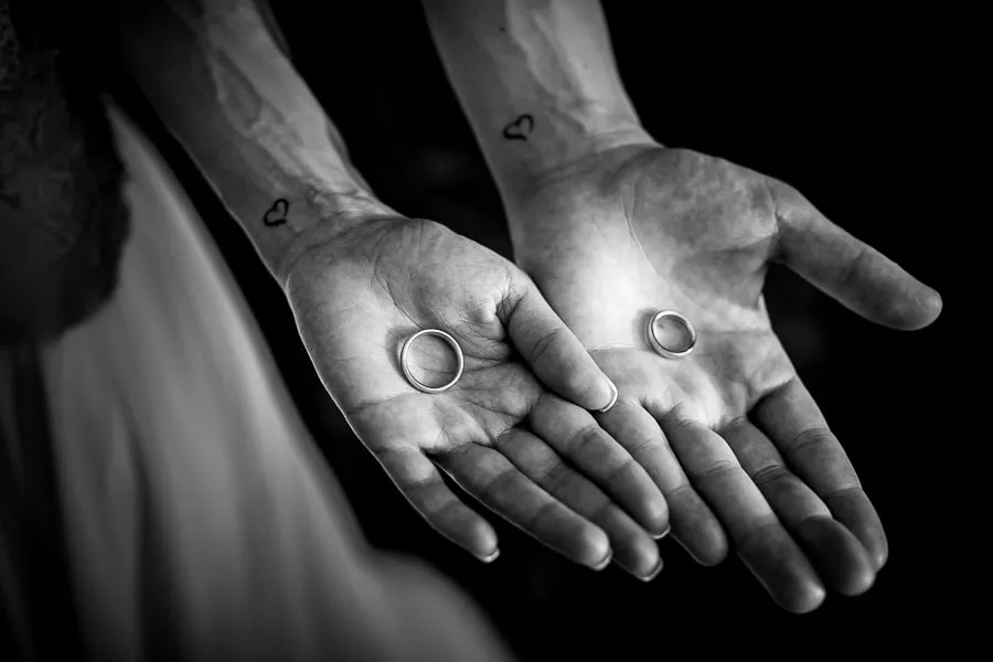 Dettaglio delle fedi nuziali nelle mani degli sposi durante il servizio fotografico matrimonio a Lamezia Terme