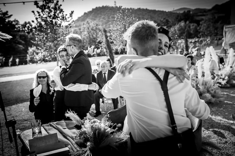 emozione tra gli sposi e i figli durante la cerimonia con foto matrimonio spontanee Brescia