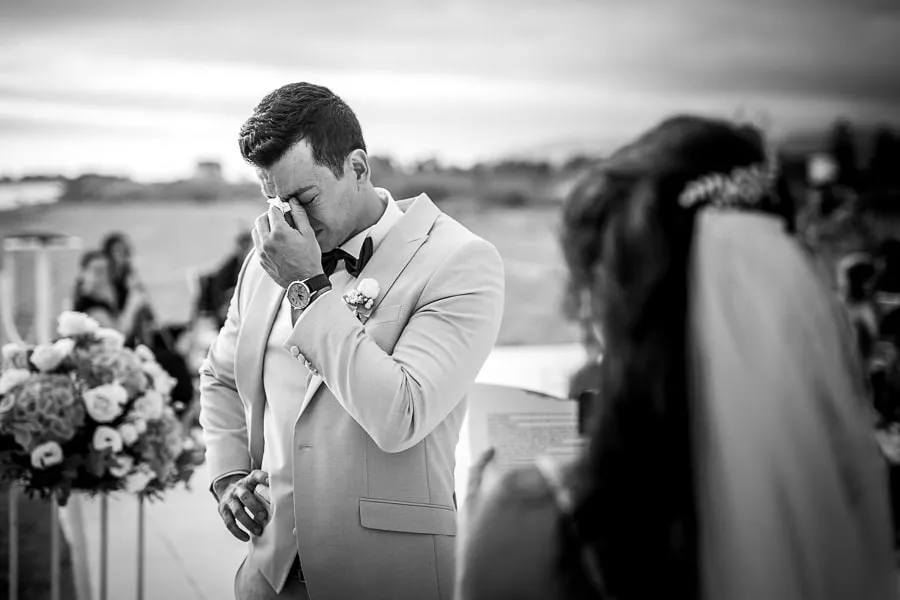 Sposo commosso durante lo scambio delle promesse, momento intenso di un reportage matrimonio Catanzaro autentico