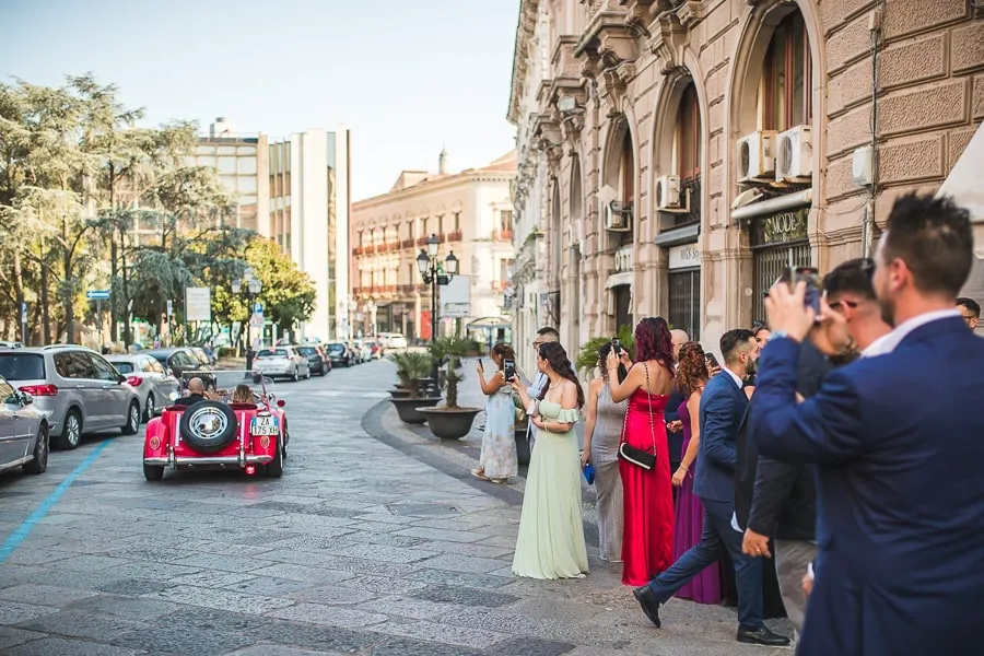 Sposi e invitati festeggiano in strada nel centro di Catanzaro tra scatti di foto matrimonio spontanee Catanzaro