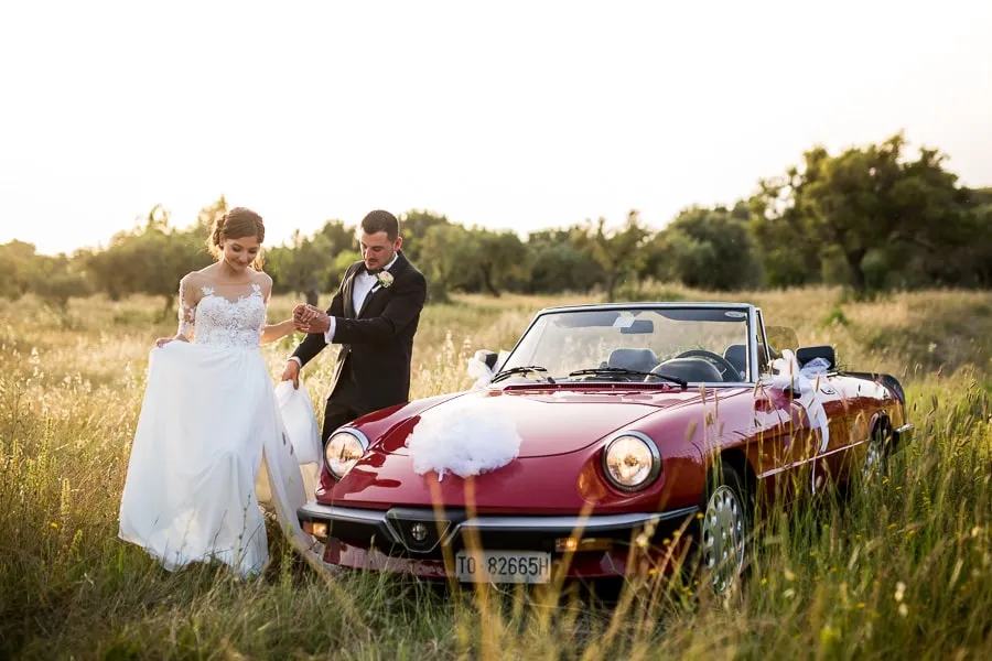 Sposi e auto d’epoca tra i campi, servizio gestito da fornitori matrimonio Bergamo