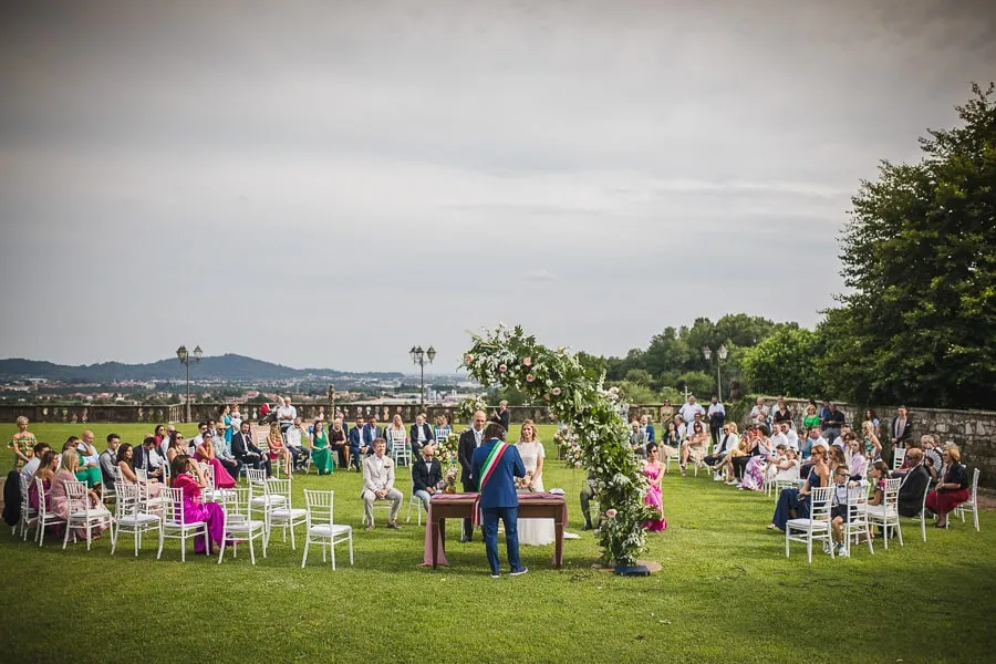 Cerimonia all’aperto in Villa Malliana con vista panoramica, tra i migliori fornitori matrimonio Bergamo