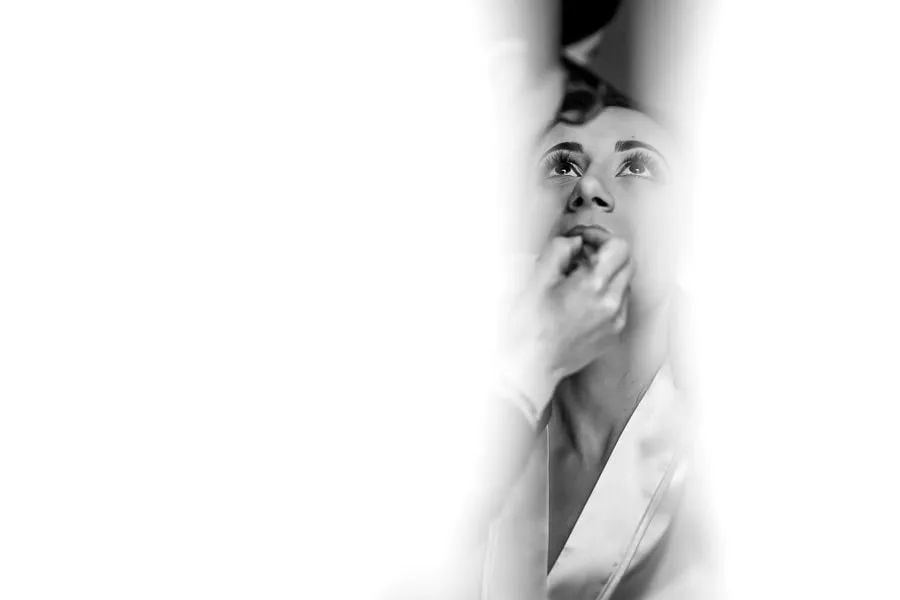 Make-up artist prepara la sposa, momento prezioso curato da fornitori matrimonio Bergamo