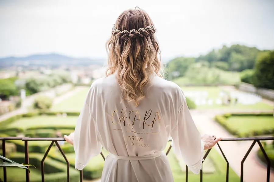 Sposa in attesa sulla balconata di una Villa Malliana, seguita da fornitori matrimonio Bergamo
