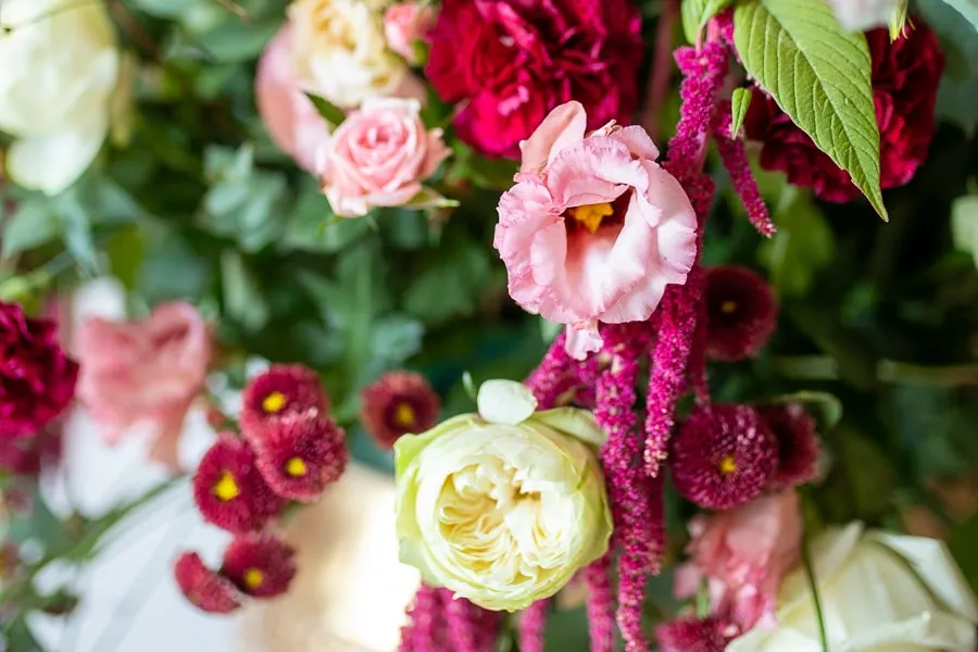 Dettaglio di composizione floreale colorata e raffinata creata da fornitori matrimonio Lamezia Terme