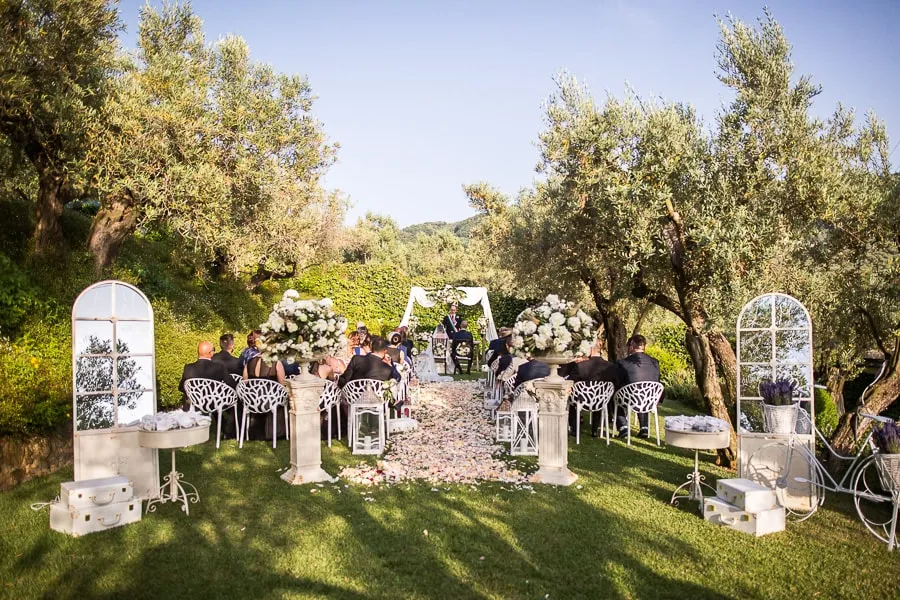 Cerimonia di matrimonio all’aperto con allestimento elegante tra ulivi, realizzato da fornitori matrimonio Lamezia Terme specializzati
