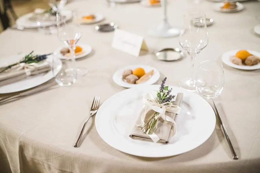 Tavola elegante con mise en place raffinata, curata da fornitori matrimonio Lamezia Terme per un ricevimento esclusivo