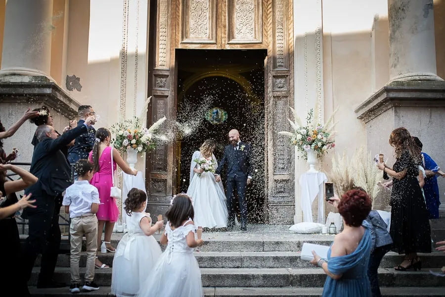 Lancio di riso agli sposi all’uscita della chiesa nel centro di Catanzaro in tipico stile foto matrimonio spontanee Catanzaro