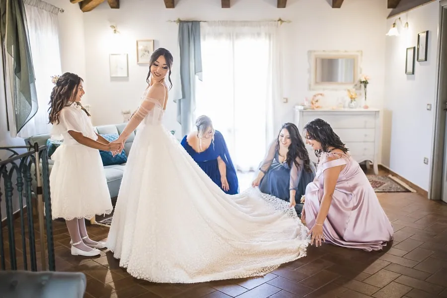 Sposa circondata dalle damigelle durante i preparativi, tipica scena di un reportage matrimonio Catanzaro intimo e spontaneo