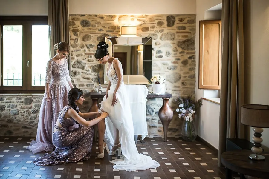 Preparazione della sposa insieme alla mamma e alla sorella durante il servizio fotografico matrimonio a Lamezia Terme