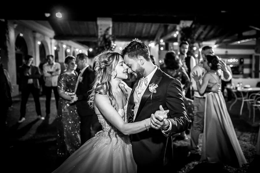 Primo ballo degli sposi tra gli invitati, esempio di come il prezzo fotografo matrimonio Brescia incide sulla qualità del reportage