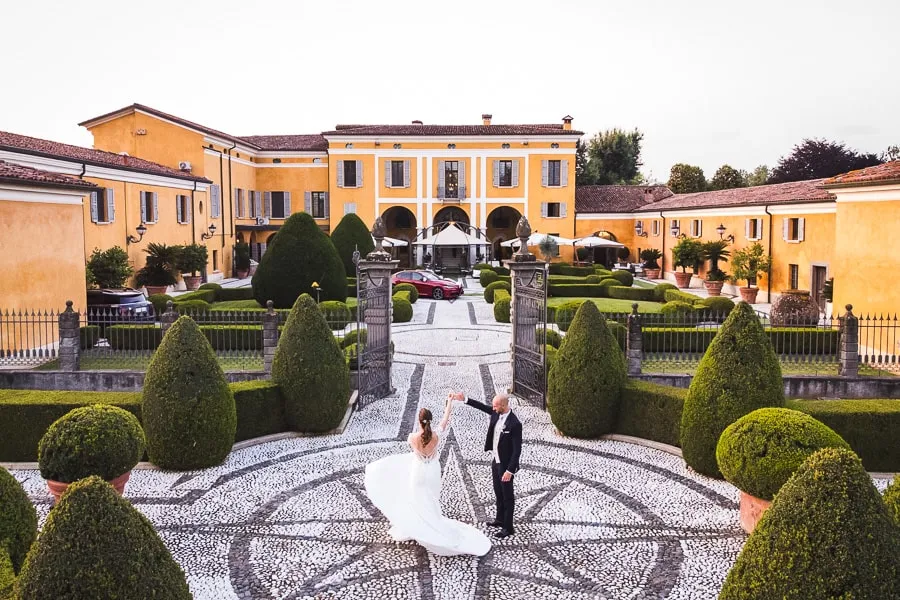 Sposi in una splendida villa valenca a brescia, esempio di servizio fotografico di alto livello legato al prezzo fotografo matrimonio Brescia