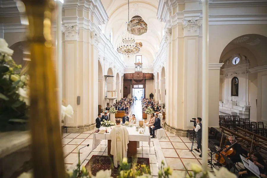 Cerimonia di matrimonio a Lamezia Terme con chiesa piena di invitati, rappresentazione della qualità nel prezzo fotografo matrimonio Lamezia Terme