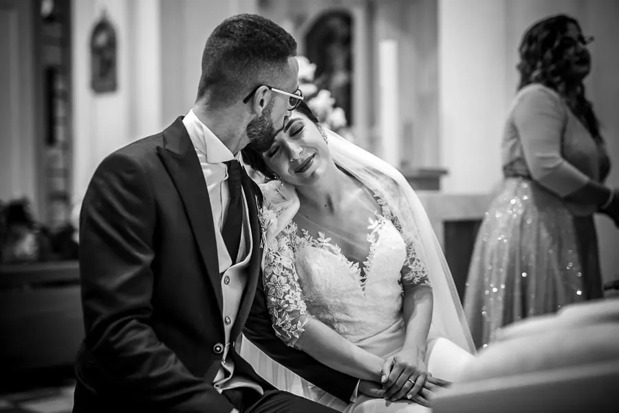 Sposi emozionati durante la cerimonia in chiesa a Lamezia Terme, un dettaglio che evidenzia il valore nel prezzo fotografo matrimonio Lamezia Terme