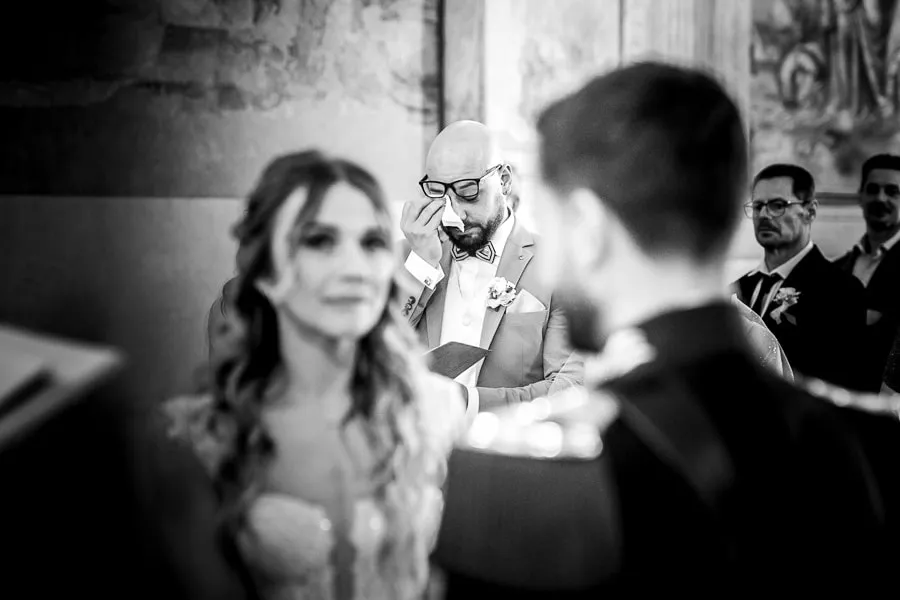 Testimone commosso durante la cerimonia nuziale catturato in un autentico reportage matrimonio Brescia