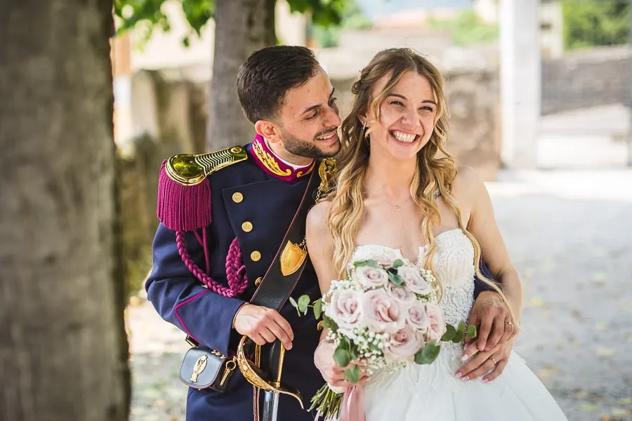 Coppia di sposi sorridenti ritratta in uno scatto spontaneo di reportage matrimonio Brescia