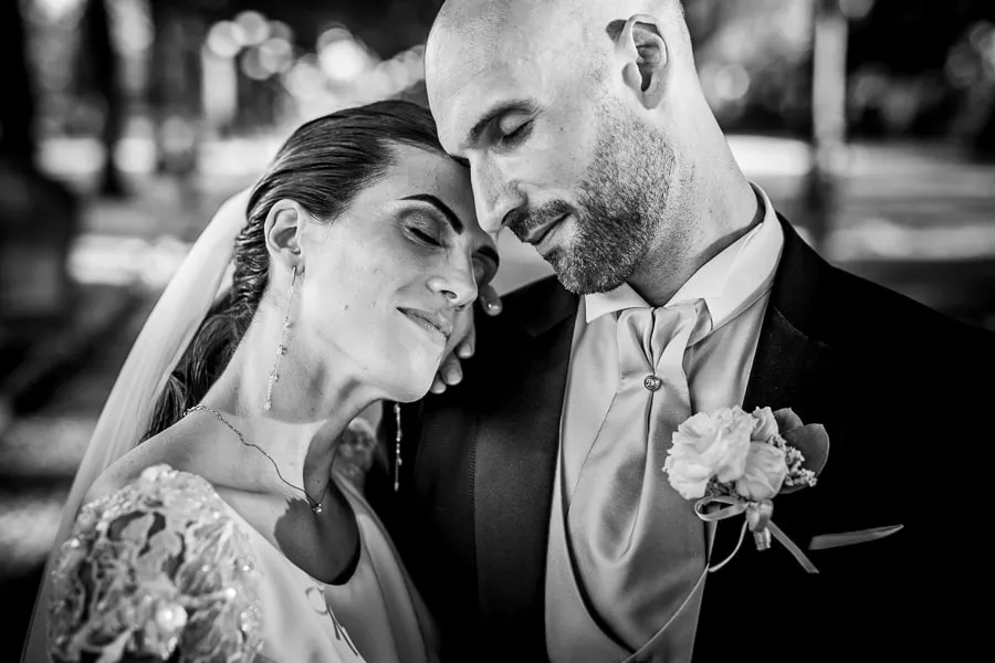 ritratto intimo degli sposi emozionati durante foto matrimonio spontanee Brescia