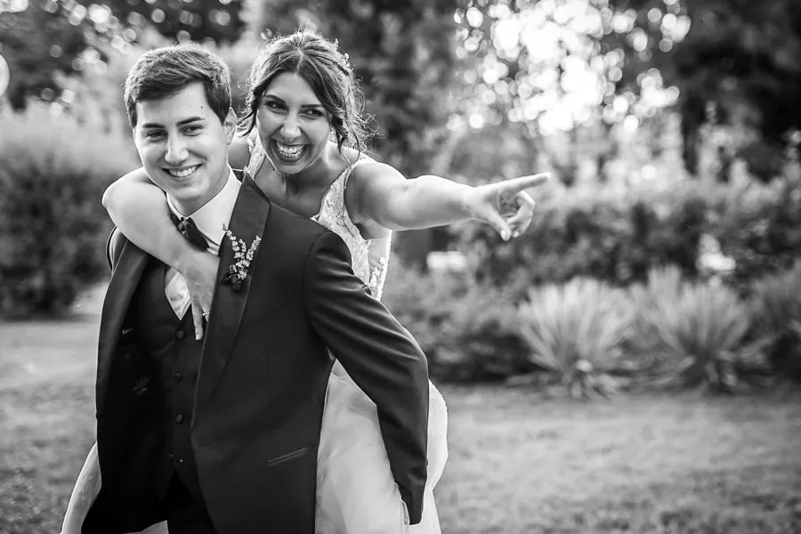 Sposa sulle spalle dello sposo in un momento spontaneo e divertente grazie alla scelta fotografo matrimonio Bergamo