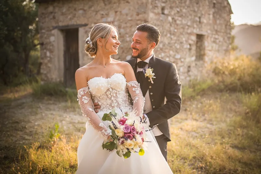 Sguardi d’amore al tramonto tra gli sposi in mezzo alla natura, esempio perfetto di selezione foto matrimonio