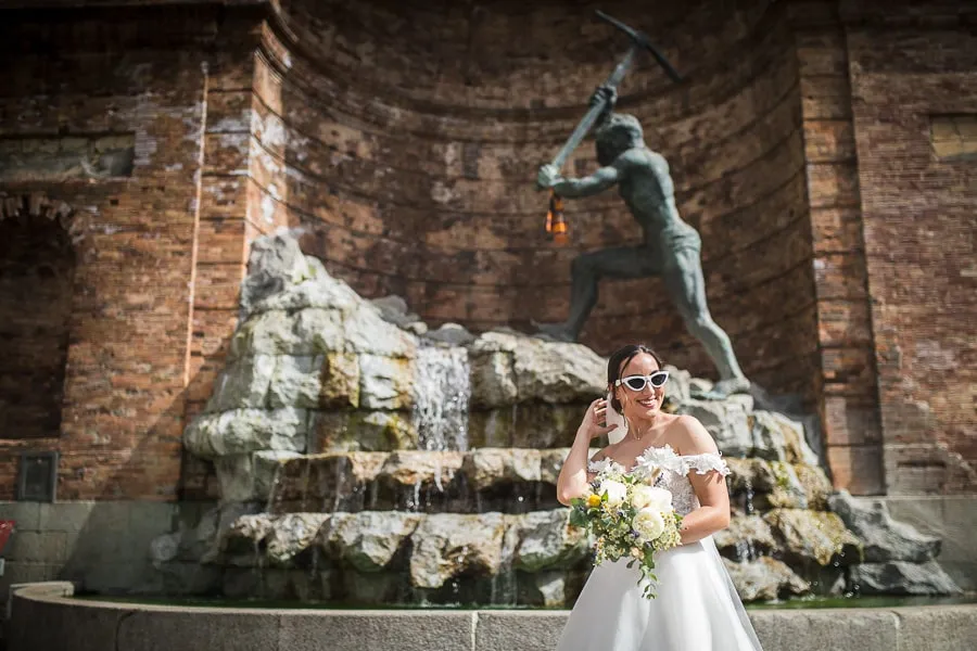 Sposa con occhiali da sole posa divertita nel centro storico, tipico scatto di un reportage matrimonio Catanzaro creativo