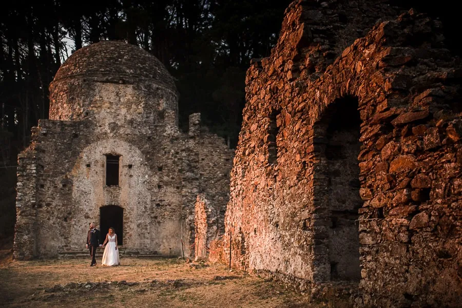 Sposi tra le rovine storiche durante il servizio fotografico matrimonio a Lamezia Terme